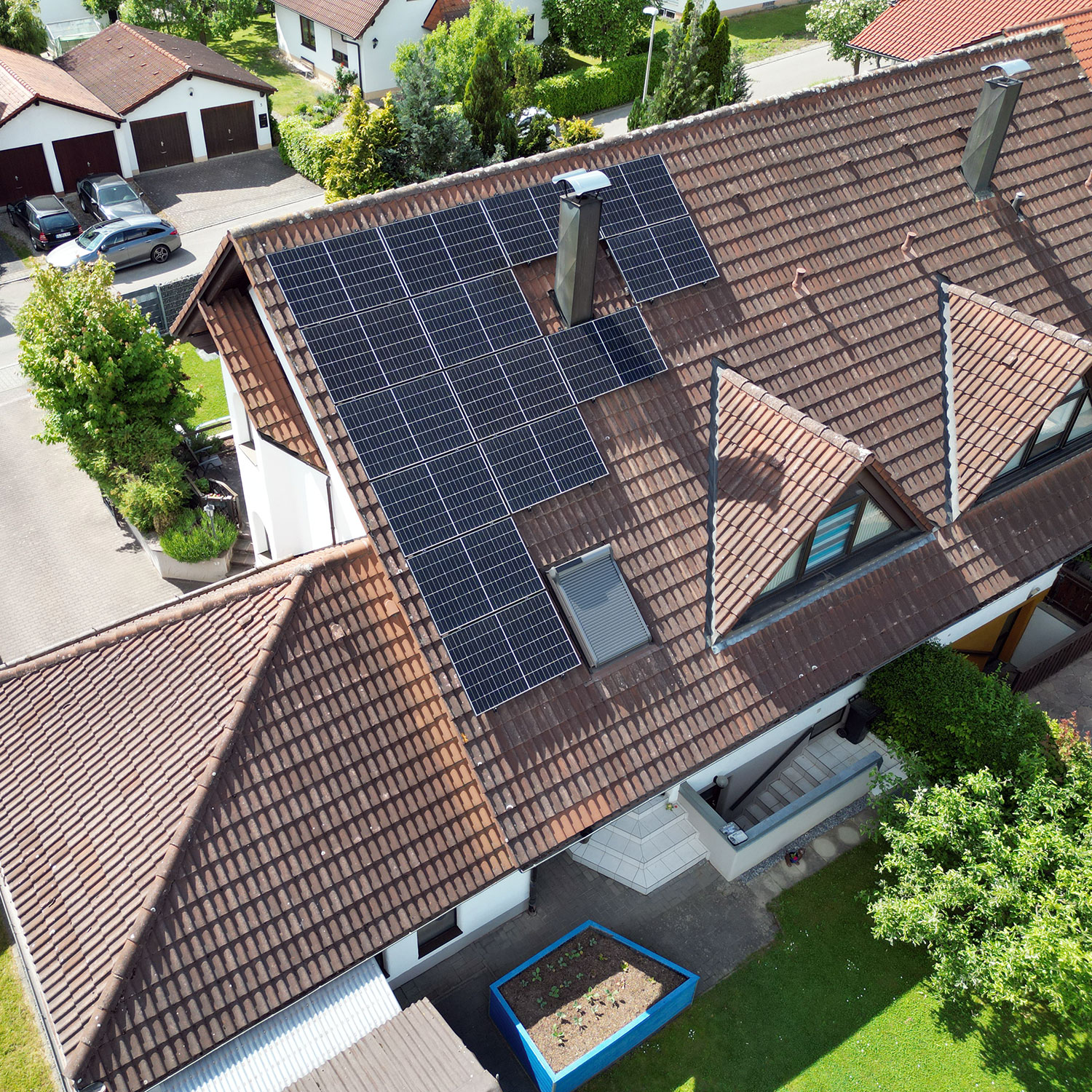 Die hochmoderne Photovoltaikanlage eines Privatkunden in Dietenheim, die durch ihre Ost-West-Ausrichtung besticht
